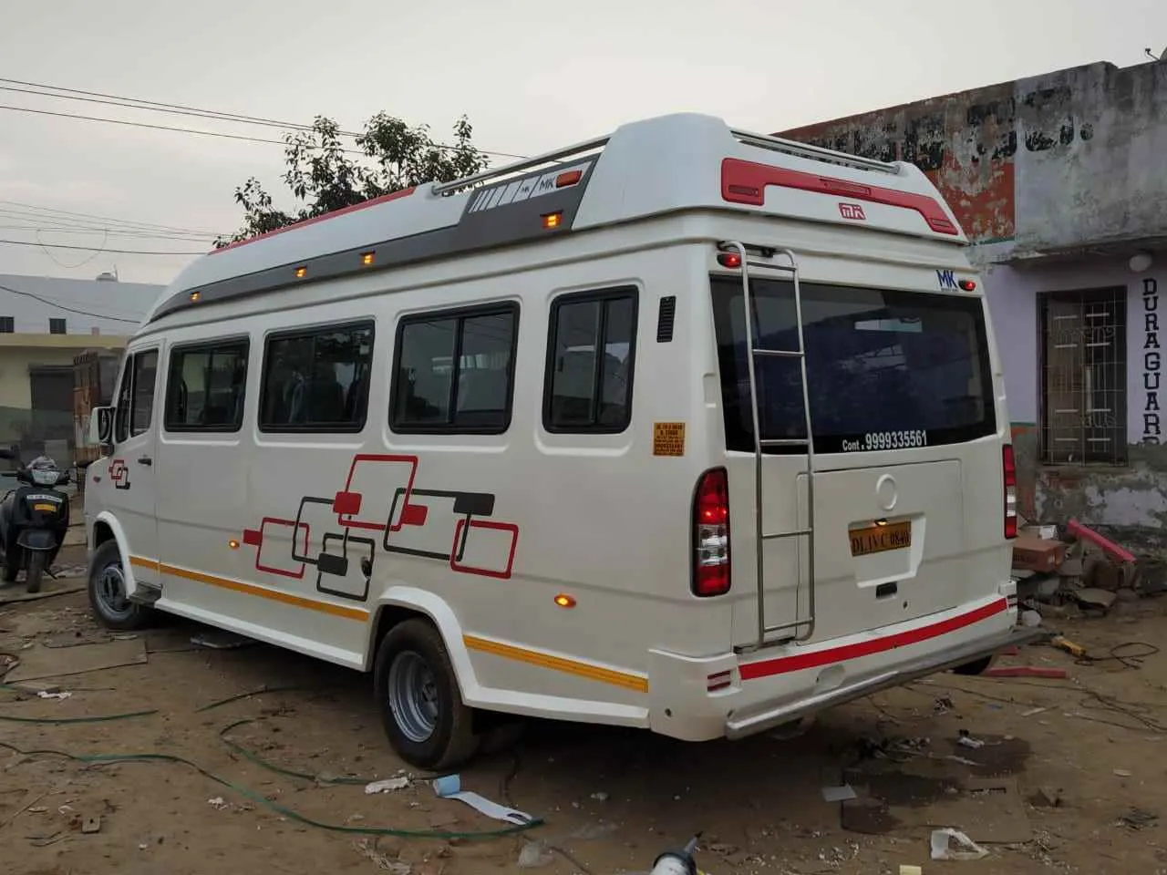 26 seater luxury tempo