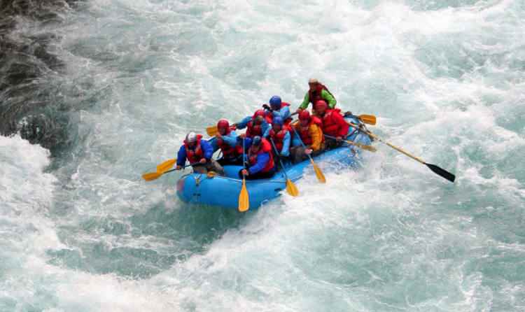 ऋषिकेश में वाटर राफ्टिंग भारत में व्हाइट वाटर राफ्टिंग (जल क्रीड़ा)
