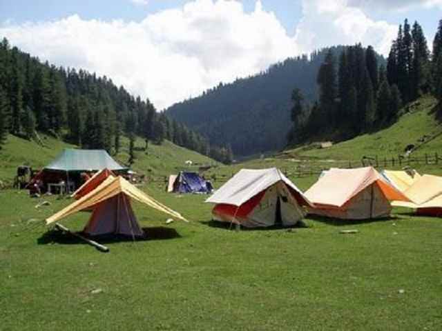 सोनमर्ग: श्रीनगर, जम्मू और कश्मीर भारत में कैम्पिंग के स्थल