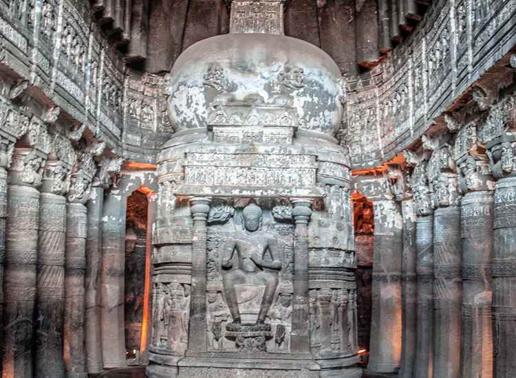 एलोरा की गुफा में भगवान बुद्ध की मूर्ति भारत के ऐतिहासिक स्थल