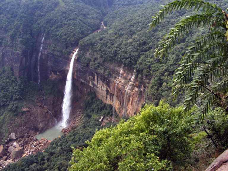 शिलांग, मेघालय भारत में मॉनसून के प्रसिद्ध स्थल