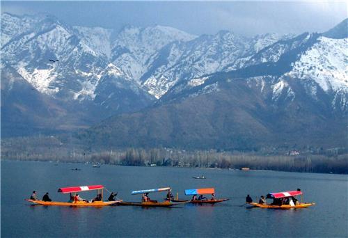 Scenic beauty of Dal lake Best Scenic Places for photography in India