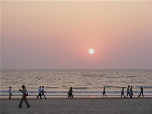 Stunning view of the sun at Juhu beach. Best Sightseeing Mumbai